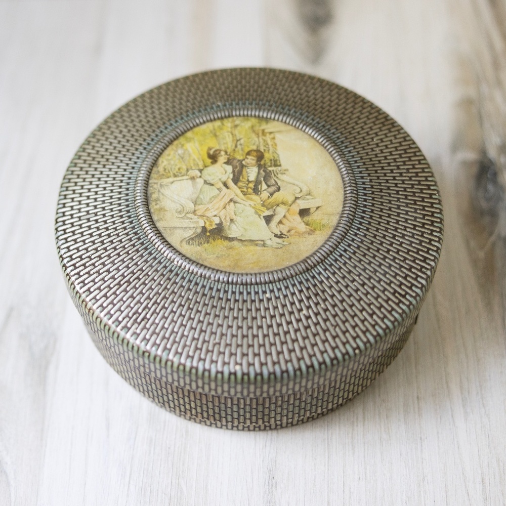 Vintage Nabisco tin round 1940s